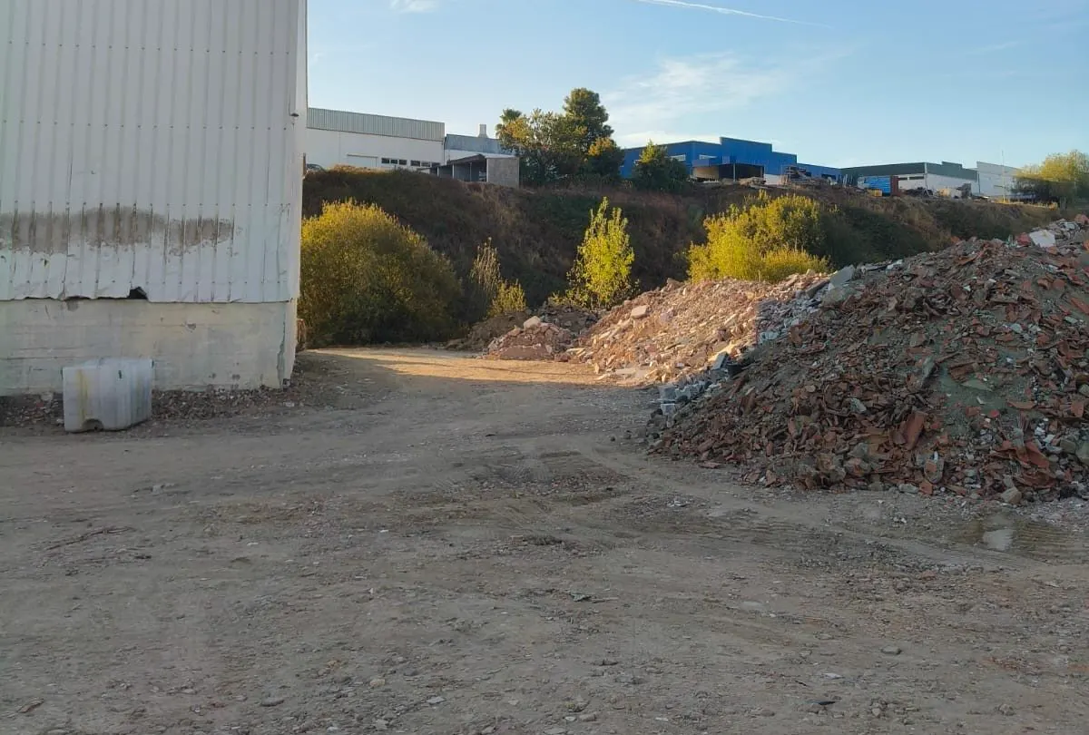 Zona de descarga e armazenamento de entulho na planta