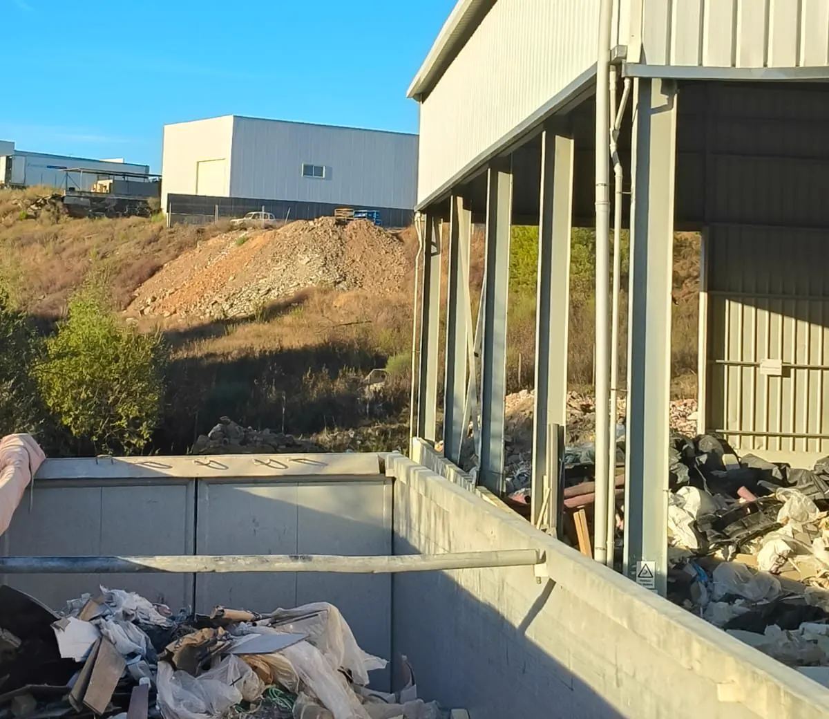 Pavilhões de armazenamento e bunker de triagem da planta