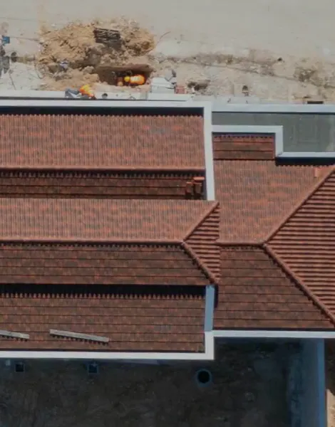 Vista aérea de uma obra do Grupo Razão com cobertura em telha cerâmica